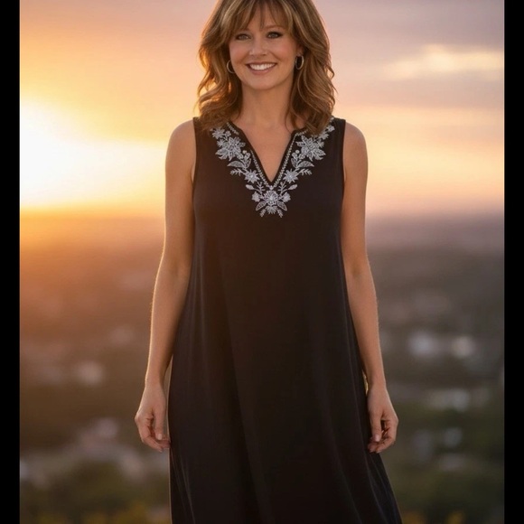 Lands' End Dresses & Skirts - LANDS END WOMEN SIZE M COTTON BLEND BLACK WHITE EMBROIDERED FLORAL SHIFT DRESS